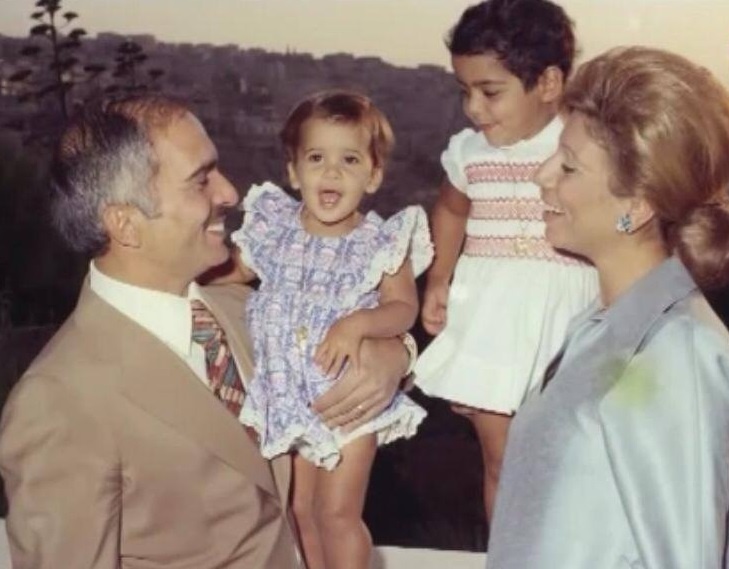 الاميرة هيا بنت الحسين وهي طفلة مع والدها و والدتها