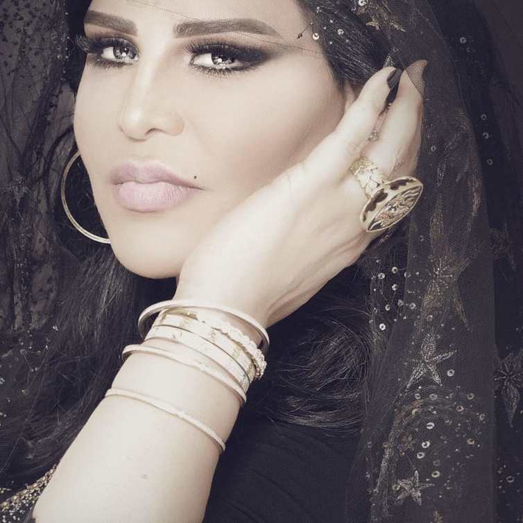 احلام تستعرض مجوهراتها في احدى جلسات التصوير