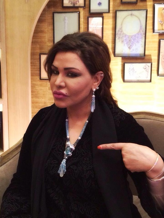 وتستعرض طقم مجوهراتها