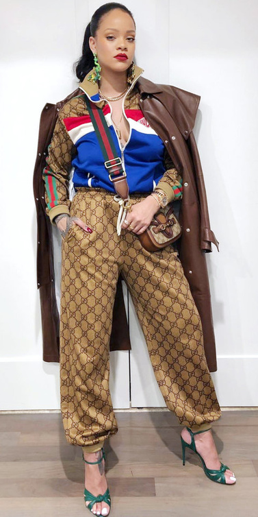 ريهانا ‏Rihanna‏ ترتدي تصاميم عصرية مع البنطلون الواسع والمزخرف من دار غوتشي ‏Gucci