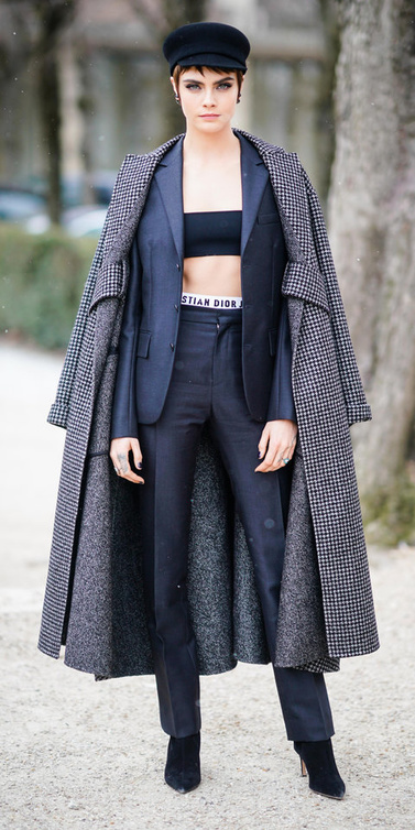 ‏ كارا ديليفن ‏CARA DELEVINGNE‏ ترتدي التصاميم الكاجوال مع معطف الكارو الضخم من ديور ‏Dior