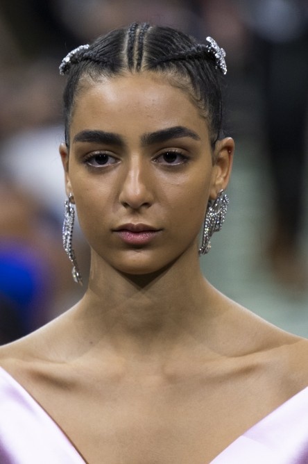 أكسسوارات شعر البكل الجانبية من Paco Rabanne.