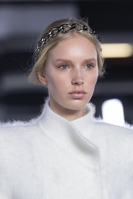 أكسسوارات شعر السلاسل المعدنية على فروة الرأس من Balmain