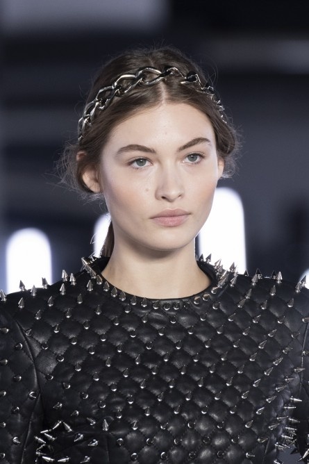 أكسسوارات شعر السلاسل المعدنية من Balmain