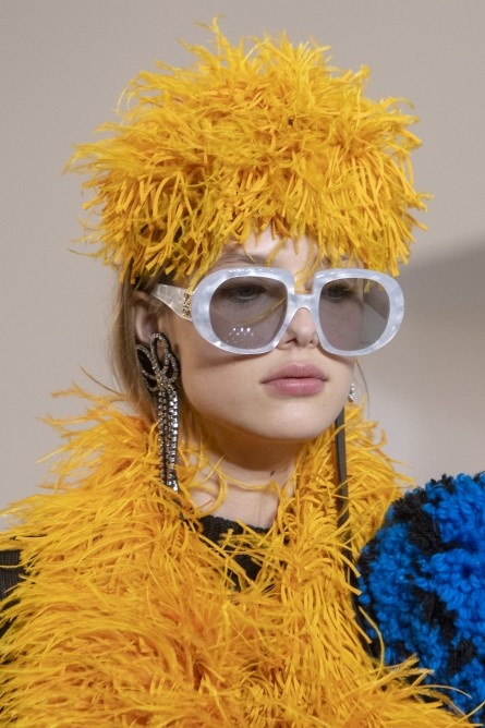 أكسسوارات شعر الفرو العصري من Loewe
