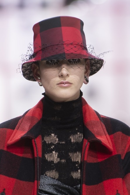 أكسسوارات شعر قبعة الكارو من Christian Dior