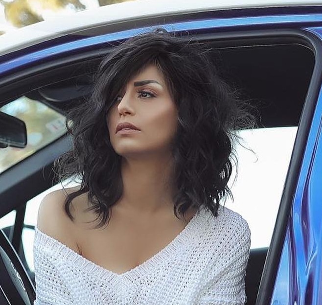 منة فضالي بالشعر الأسود