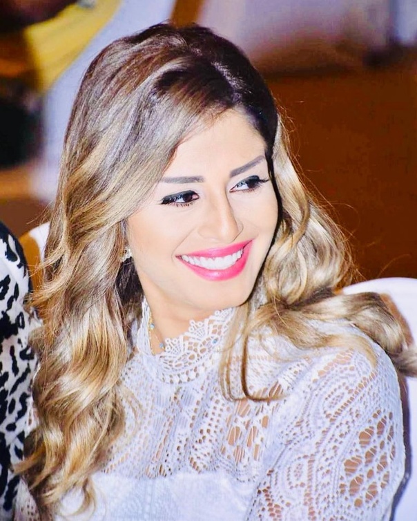 منة فضالي بالشعر الفاتح العسلي
