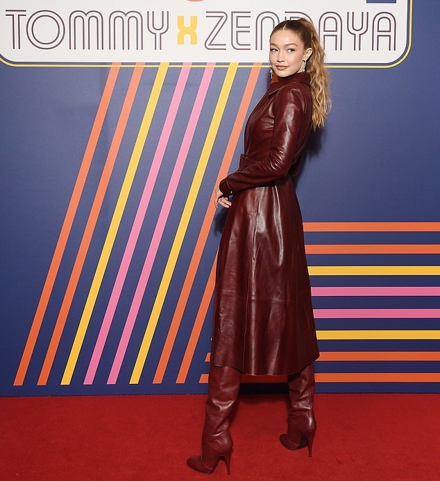 تصاميم باللون البرغندي اعتمدته جيجي حديد ‏Gigi Hadid مع البوت عالي الساق