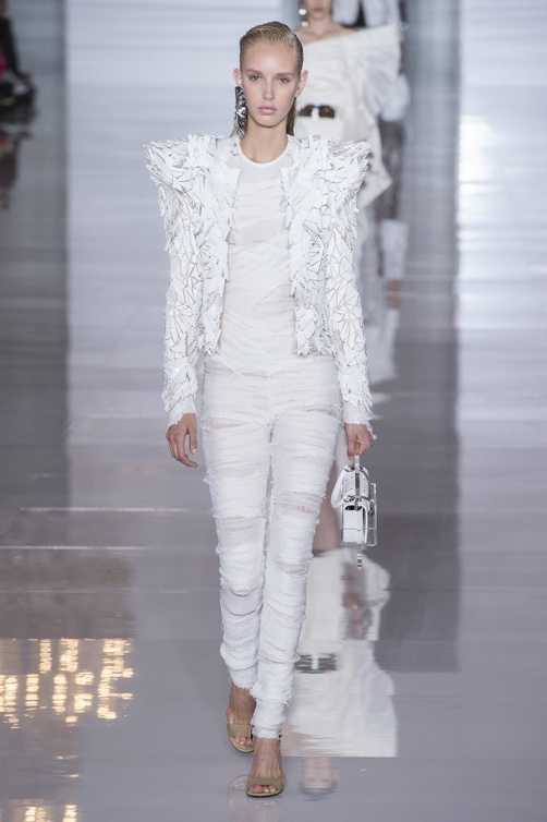 الجاكيت المزينة بالشراشيب مع البناطيل البيضاء من Balmain