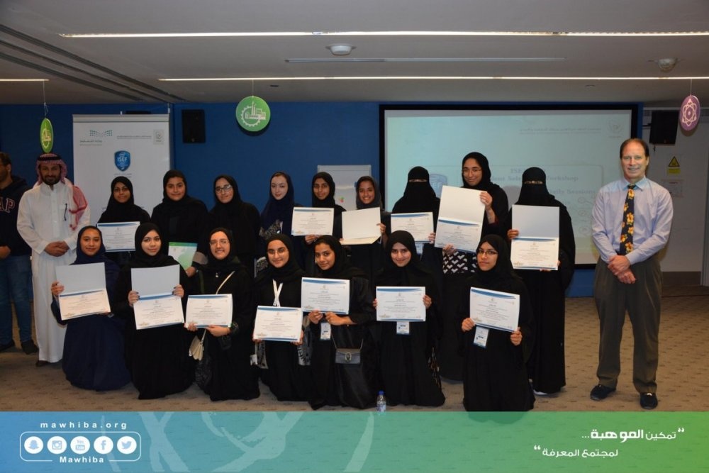صور جماعية للطالبات المشاركات في الورشة التأهيلية للمشاركة في المسابقات الدولية.