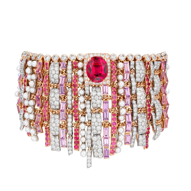 اسوارة أحجار كريمة من شانيل Chanel