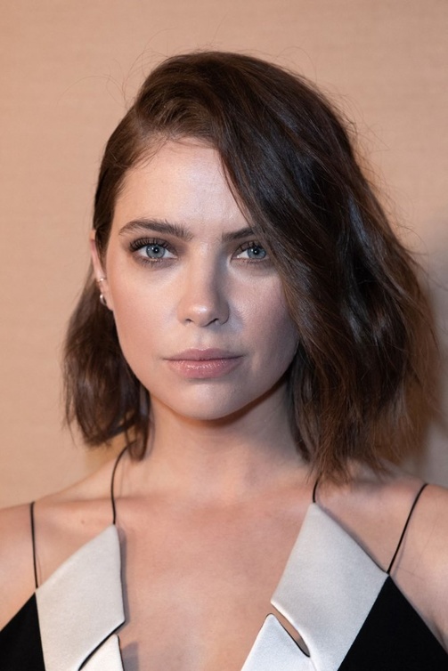 اختارت Ashley Benson مكياج عيون برونزي مات على الجفنين العلوي والسفلي