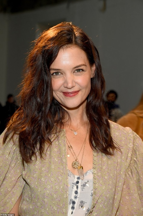  اطلالات جمالية ملفتة للجميلة Katie Holmes خلال حضورها عروض باريس لشتاء 2021