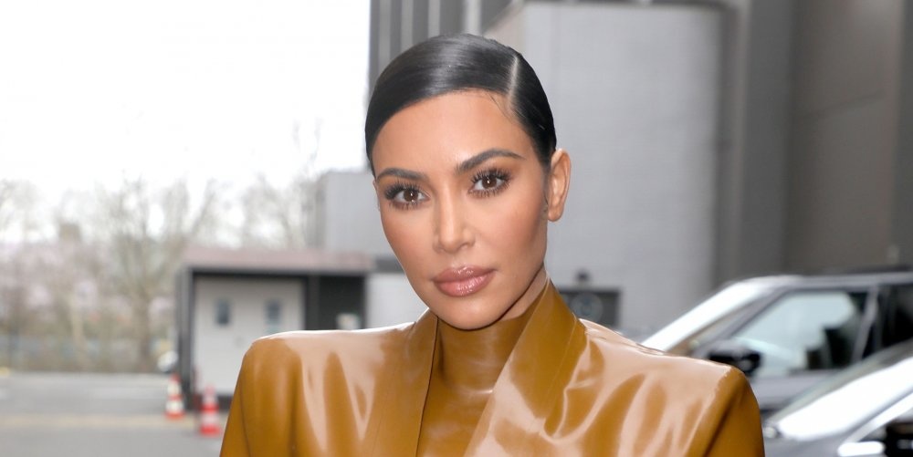 اطلالة Kim Kardashian الجمالية بارزة مع التدرجات البنية المات واحمر الشفاه اللماع