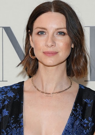 تألقت Caitriona Balfe برسمات المكياج البرونزي مع البلاشر الداكن واحمر الشفاه الطبيعي