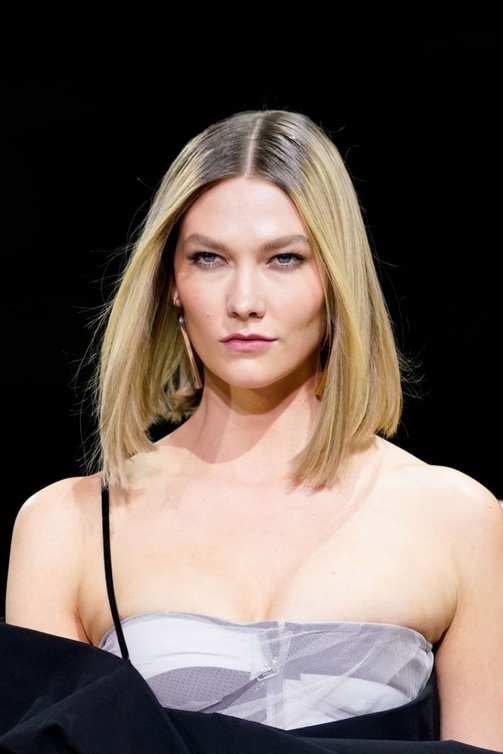 تسريحات شعر كاري مالسة باسلوب Karlie Kloss