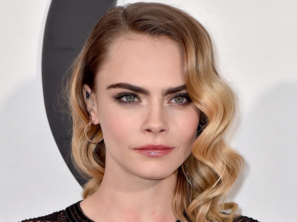 تسريحات شعر ويفي ورسمات مكياج بارز من CARA DELEVINGNE