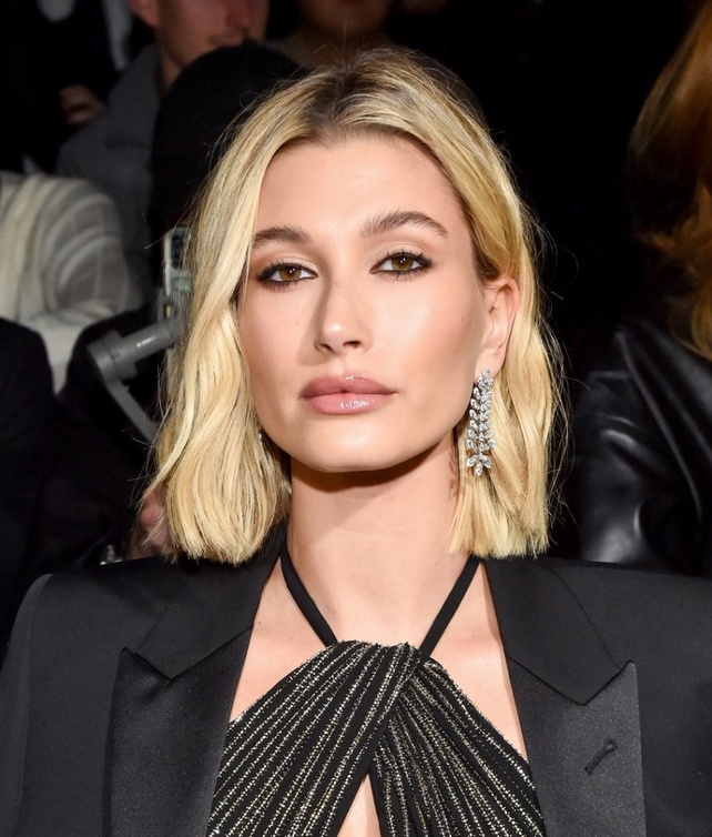  جمال Hailey Bieber بخطوط الايلاينر السوداء الرفيعة التي برزت على الجفنين مع تسريحات شعر الكاري