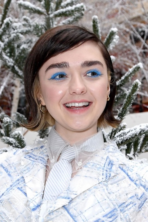 جمال Maisie Williams مع الظلال الزرقاء التي غمرت عينيها مع عدم تخليها عن الرموش الزرقاء الكثيفة