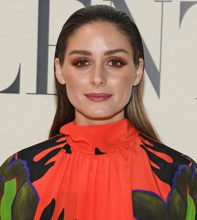 حضرت الجمبلة Olivia Palermo عرض Valentino متألقة برسمات مكياج عيون برونزي مات بارز على الجفون العليا للعينين