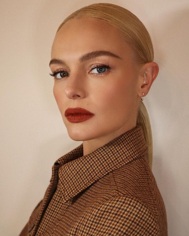 سحر Kate Bosworth مع رسمات المكياج الذهبية واحمر الشفاه البني المات
