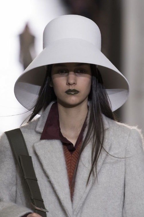 احمر شفاه زيتية جريئة من Nina Ricci
