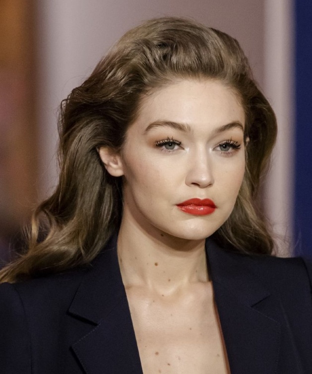 احمر شفاه مرجانية لماعة مع البشرة الطبيعية في عرض Lanvin