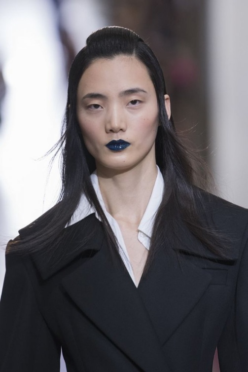 احمر شفاه نيلية جريئة من Nina Ricci