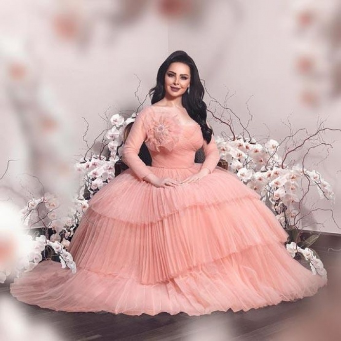  الفنانة الأردنية ديانا كرزون بالفستان الوردي