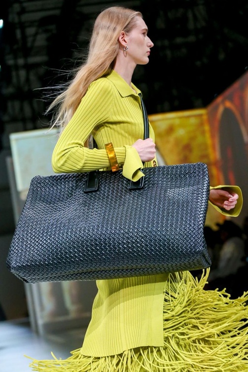  حقيبة يد ضخمة من Bottega Veneta