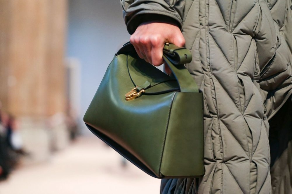  حقيبة يد باللون الزيتي منSalvatore Ferragamo