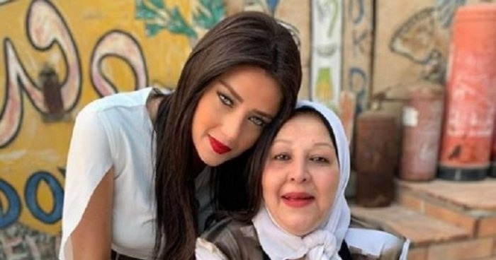 رضوى الشربيني ووالدتها
