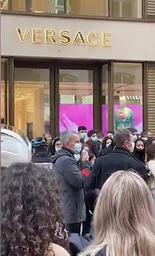 جمهور جاستن بيبر خارج فندقه