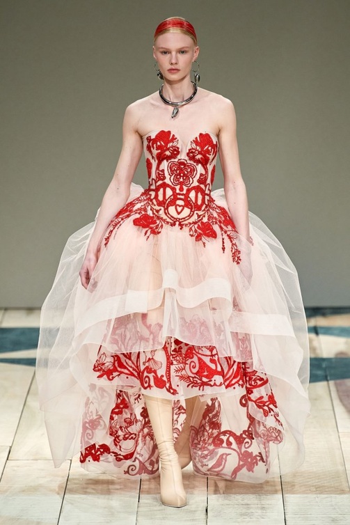 موديلات فساتين الزفاف 2021 من alexander mcqueen