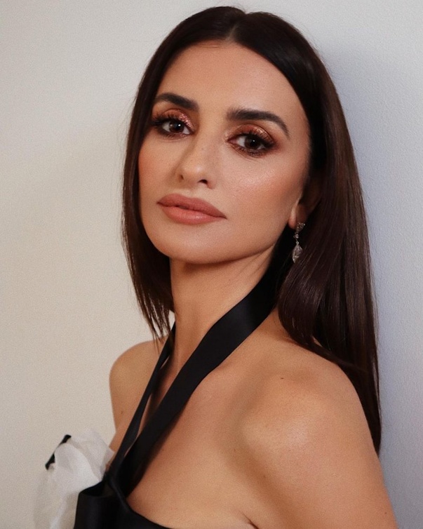 مكياج معدني نحاسي موضة ربيع 2021 بأسلوب  بينيلوبى كروز Penélope Cruz