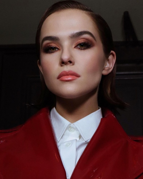 مكياج معدني نحاسي موضة ربيع 2021 بأسلوب زوي دويتش Zoey Deutch