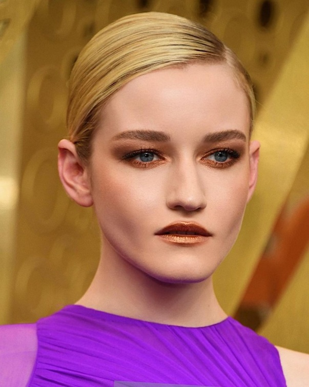 مكياج معدني ذهبي موضة ربيع 2021 بأسلوب Julia Garner