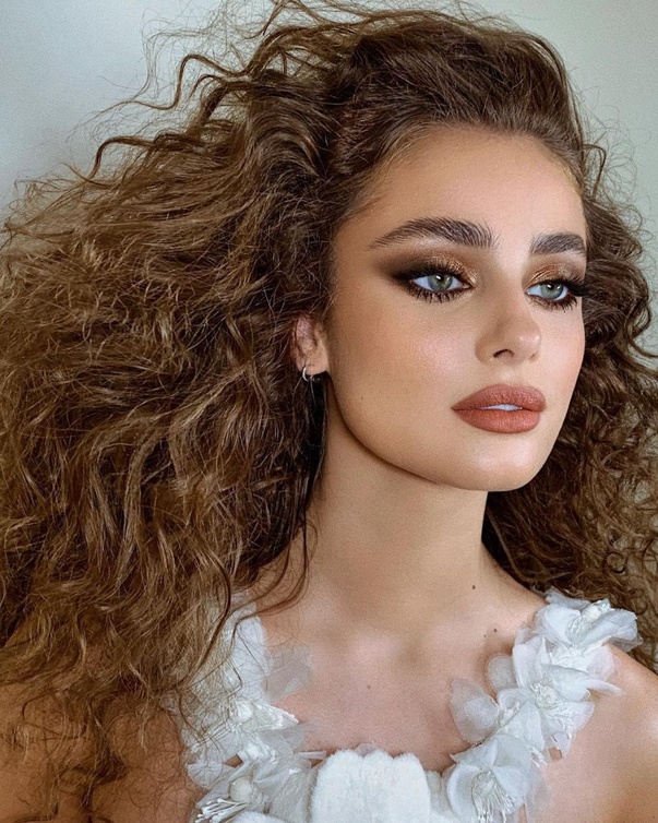 تايلور هيل تلهمك بمكياج معدني بارز