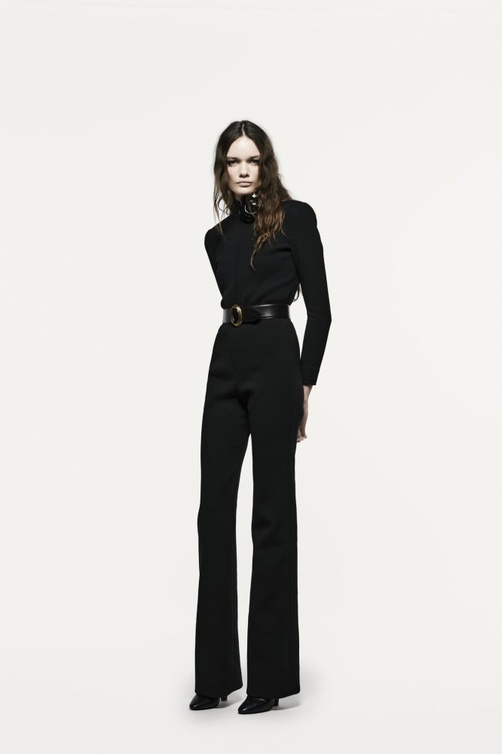 جمبسوت باللون الأسود الفاخر والمحتشم من دار Saint Laurent