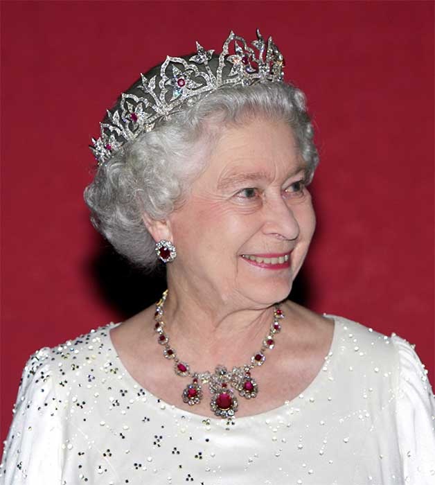 الملكة إليزابيث الثانية ترتدي تاج The Queen's Oriental Circlet tiara