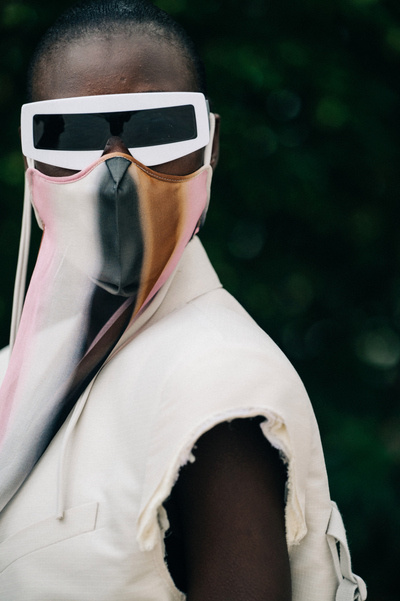 موديلات نظارات شمسية بيضاء لربيع 2021 من دار Rick Owens