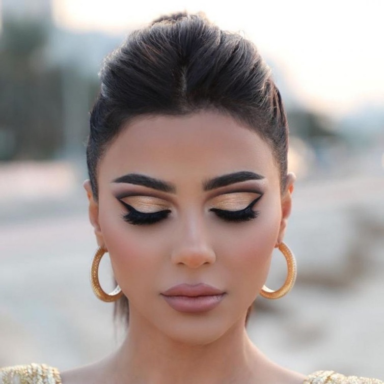 مكياج ملون برسمة عيون ذهبية غرافيكية جريئة بأسلوب مهيرة عبد العزيز