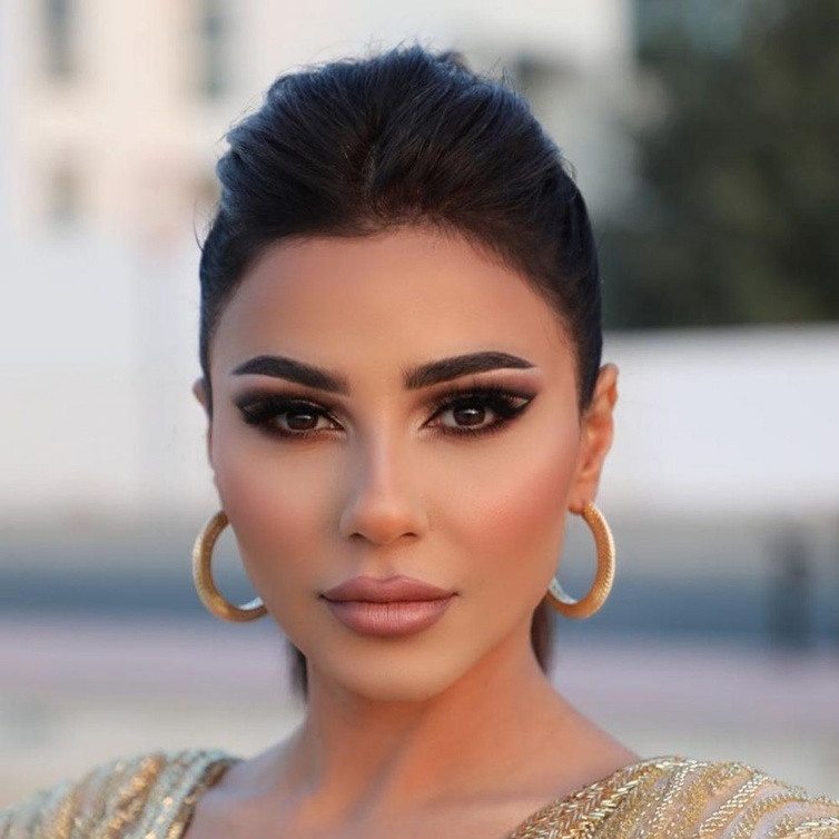 مكياج برسمة عيون ذهبية غرافيكية  بأسلوب مهيرة عبد العزيز