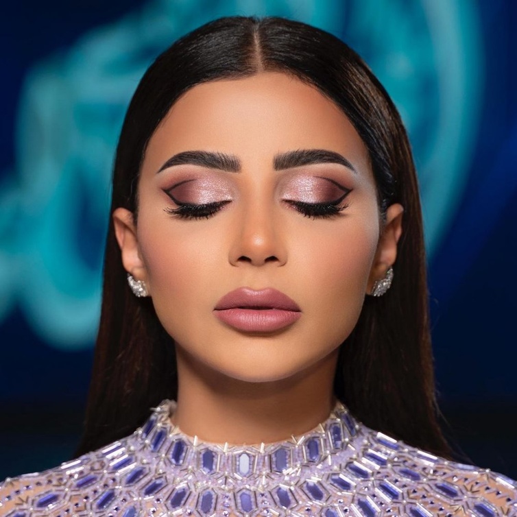 مكياج ملون برسمة عيون غرافيكية جريئة  بأسلوب مهيرة عبد العزيز