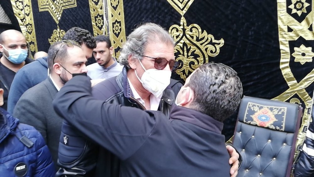 خالد يوسف في عزاء شقيقه 