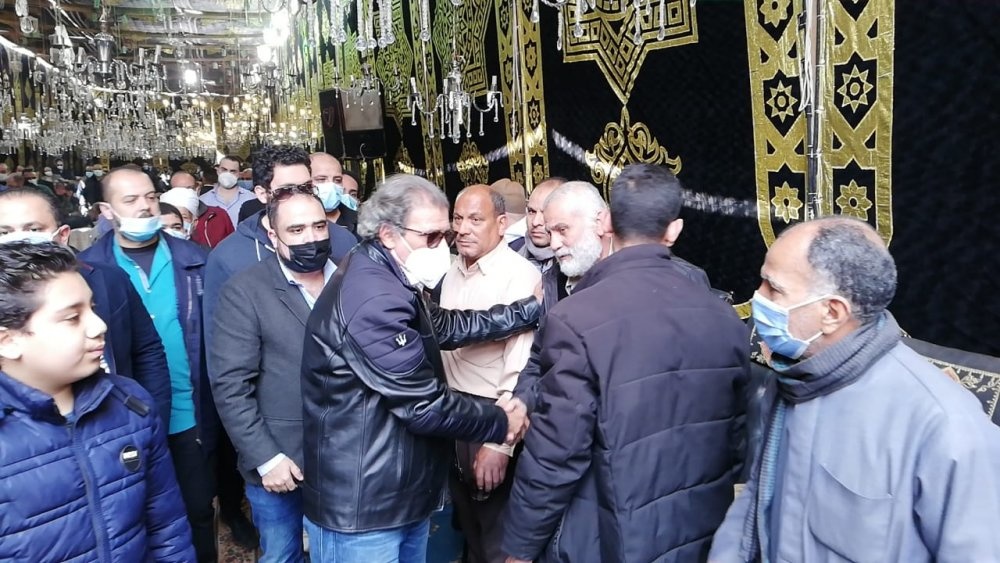 خالد يوسف يتلقى التعازي 