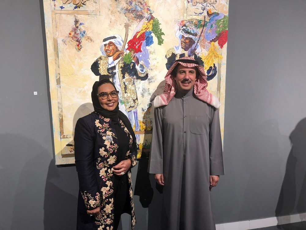 الفنانة التشكيلية الكويتية الموهوبة مي السعد مع سفير الكويت لدى البحرين