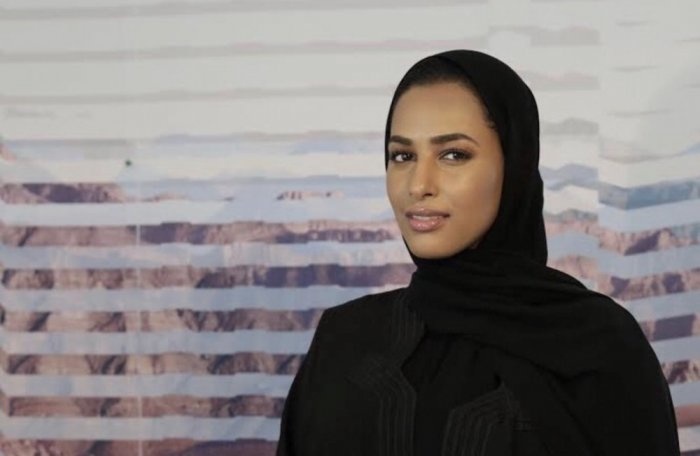 الفنانة التشكيلية أسماء بالحمر.. موهبة إماراتية فذة تعشق الفن