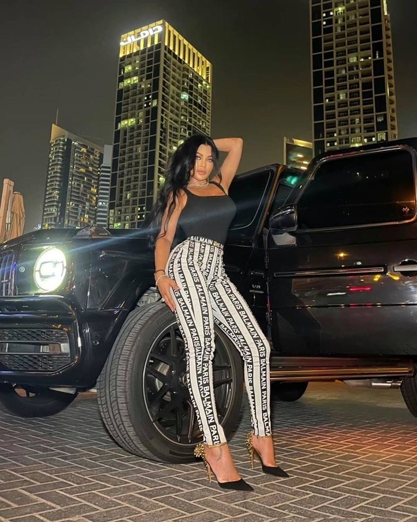 أطلت هيفا بالتوب الأسود مع البنطلون مع البنطلون الضيّق المنقوش بشعارات دار Balmain